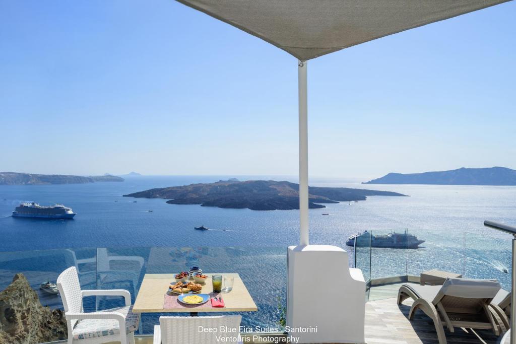 费拉费拉深蓝套房别墅的一张桌子和椅子,享有海景