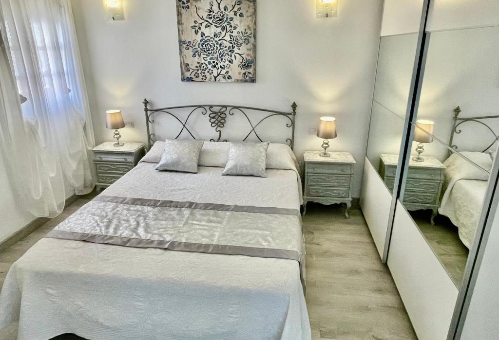 科拉雷侯Silver Home的一间卧室配有带白色床单和枕头的床。