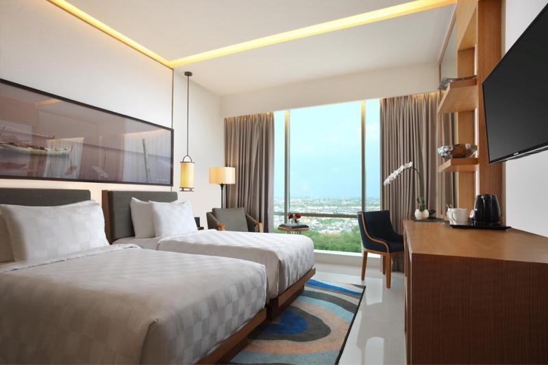 加拉旺瑞信达卡拉旺酒店的酒店客房配有两张床和一张书桌