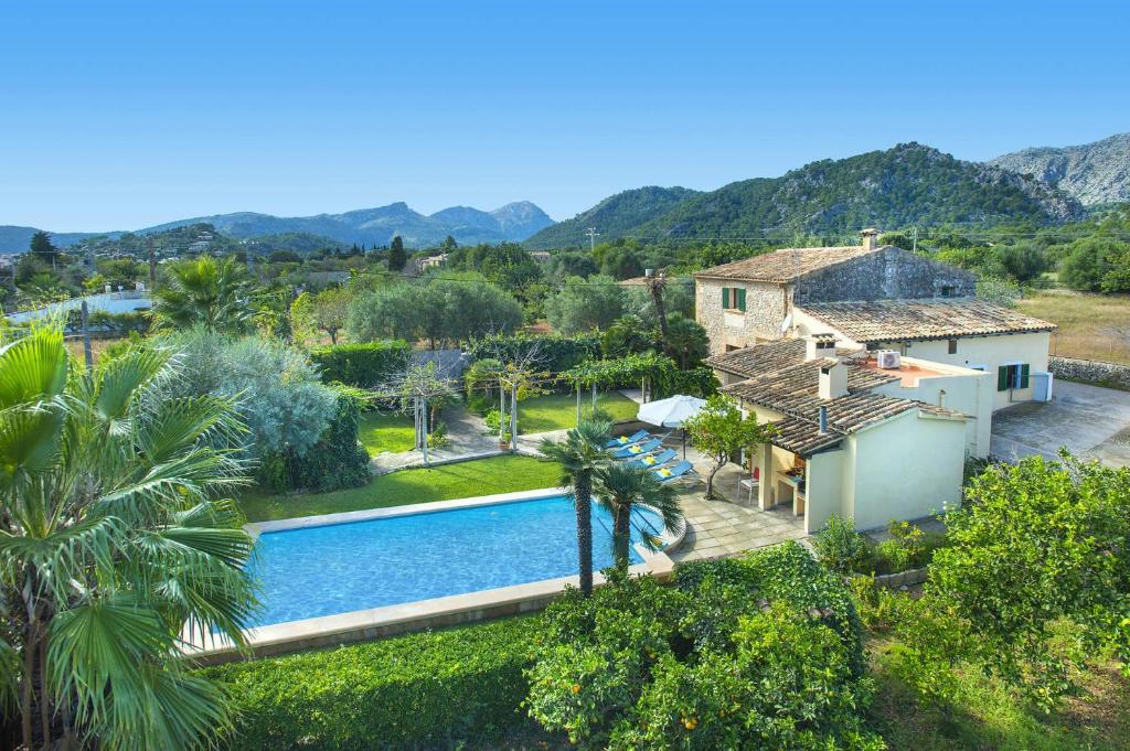 波连斯萨Villa Casa Pepe by Villa Plus的享有带游泳池的别墅的空中景致