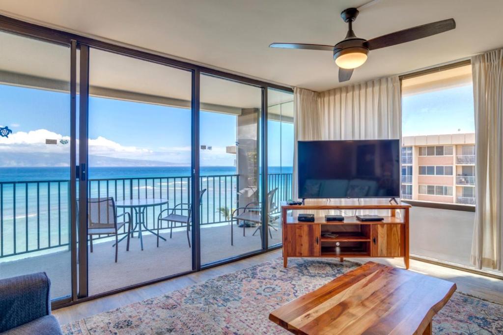 卡哈纳K B M Resorts- VIR-1204 Penthouse Ocean Views!的海景客厅