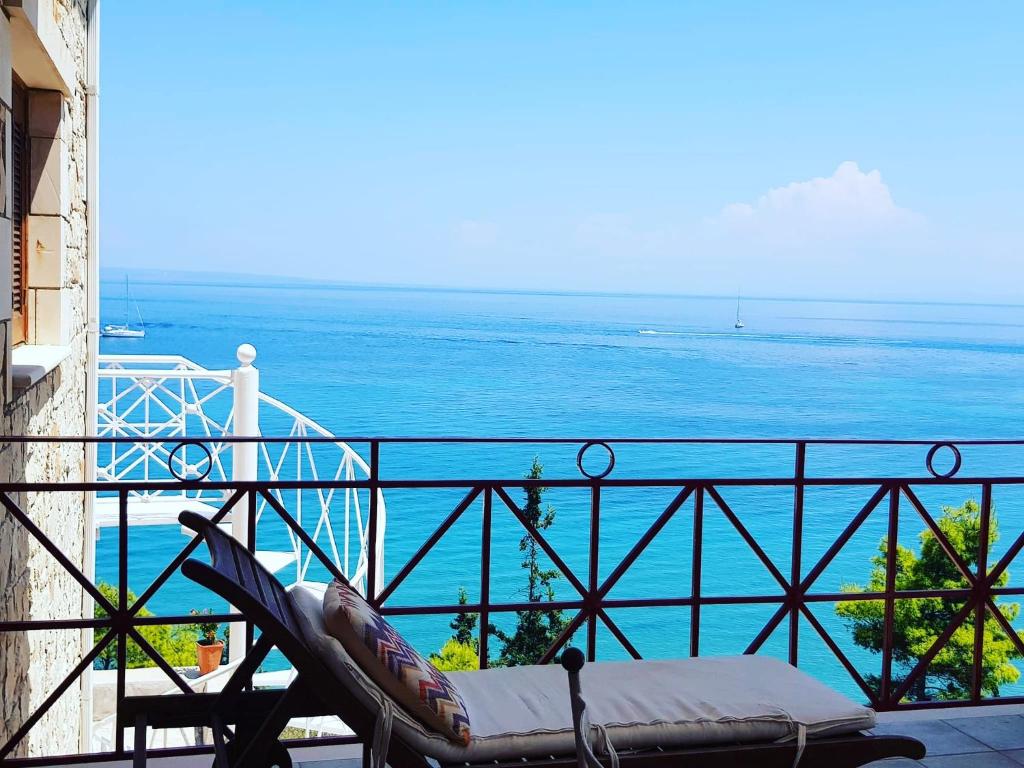 瓦西里科斯Deep Blue Villas的海景阳台上的椅子