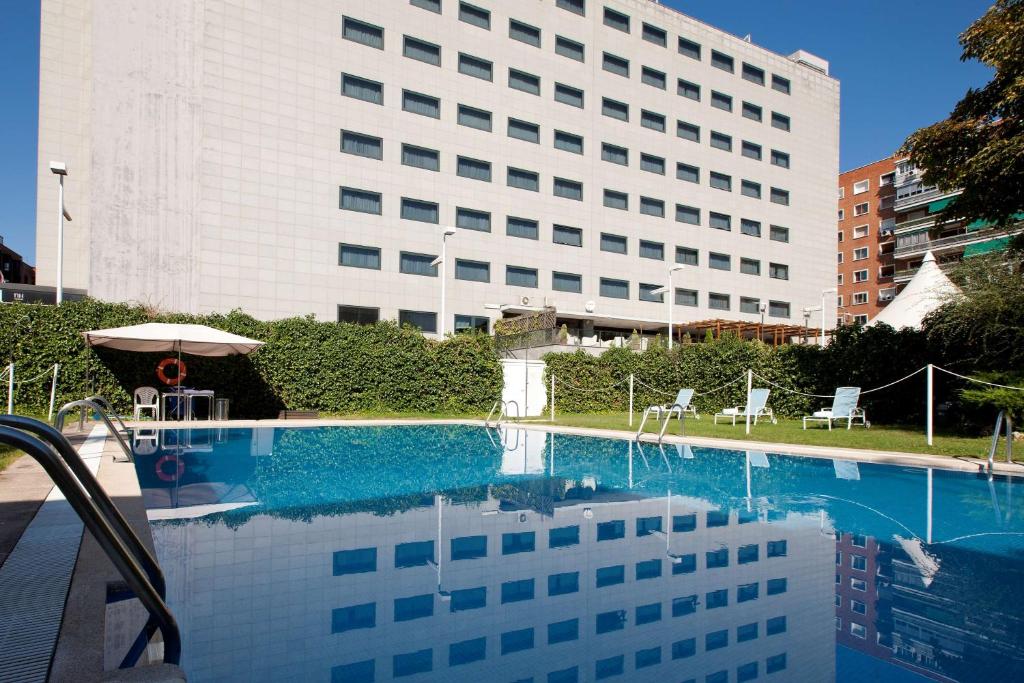马德里本塔斯NH酒店内部或周边的泳池