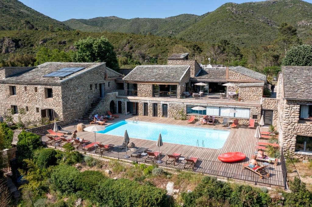 韦纳科Hotel Restaurant & Spa E Caselle的享有带游泳池的房屋的空中景致