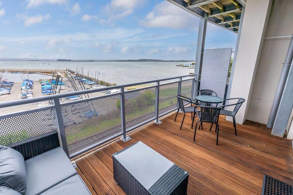 浦耳Ocean Breeze的阳台配有桌椅和水