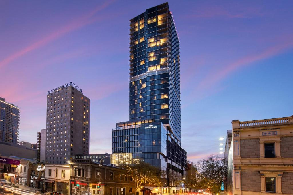 阿德莱德Crowne Plaza Adelaide, an IHG Hotel的一座高大的建筑,城市里灯火通明