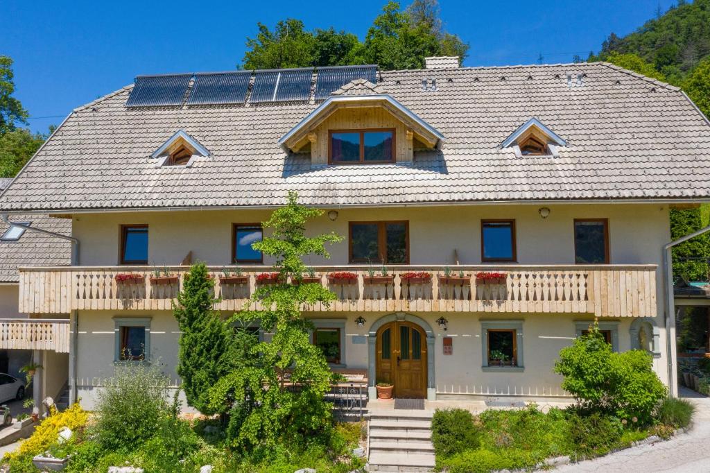 布莱德Tourist farm Mulej的屋顶上设有太阳能电池板的房子