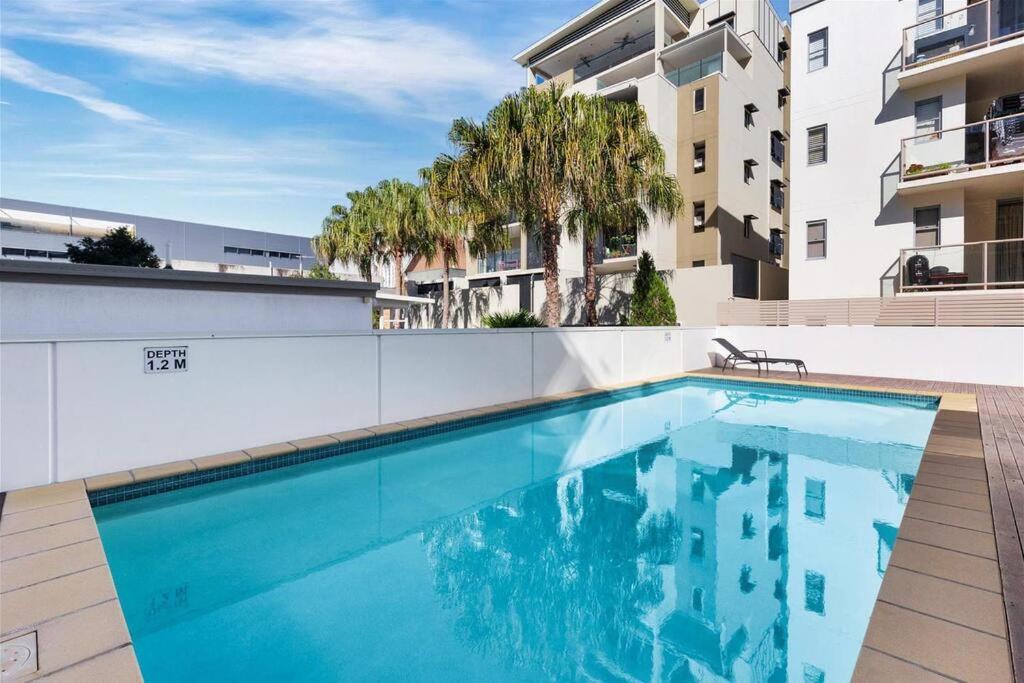 布里斯班Merivale stay in South Brisbane two beds two baths one parking的大楼前的游泳池
