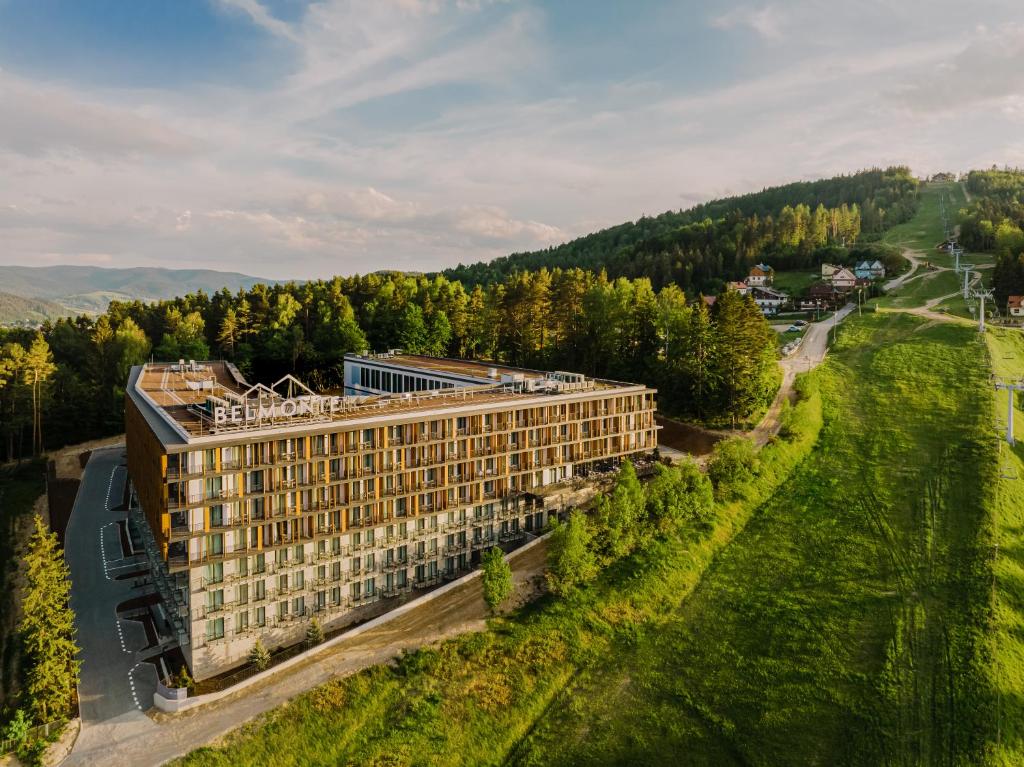 克雷尼察BELMONTE Hotel Krynica-Zdrój的山脉酒店空中景色