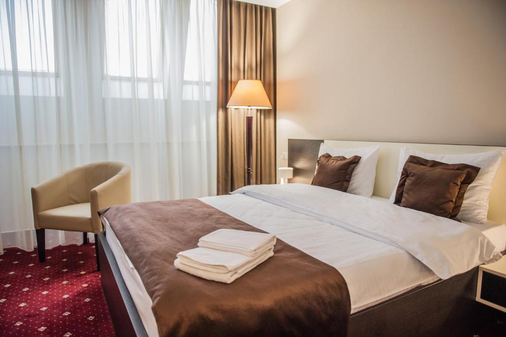 基希讷乌Bernardazzi Grand Hotel的酒店客房,配有带毛巾的床