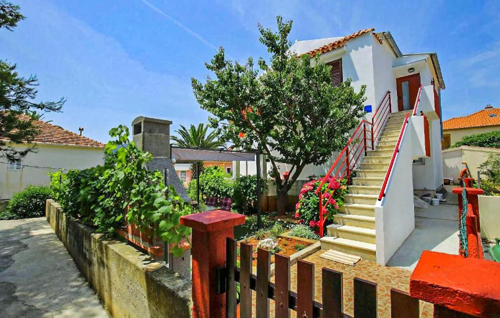 IstLovely Apartment In Otok Ist With Kitchen的前面有栅栏和楼梯的房子