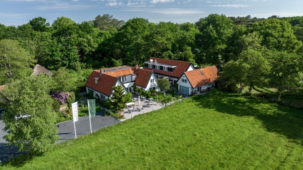 斯霍尔Villa de Hazelaar的享有带庭院的房屋的空中景致