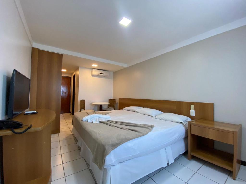 纳塔尔Ponta Negra Flat ByHotéis的酒店客房,配有床和电视