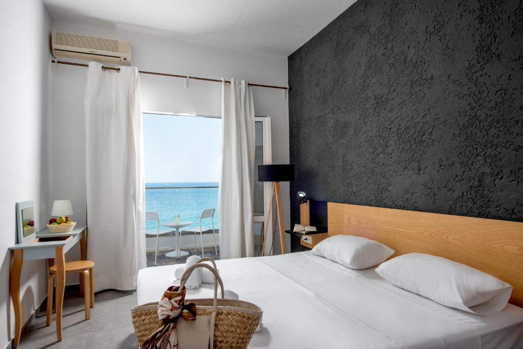 赫索尼索斯Azure Mare Hotel的一间卧室设有一张床,享有海景