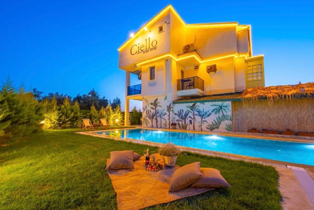 费特希耶Ciello Suites Hotel的庭院内带游泳池的别墅