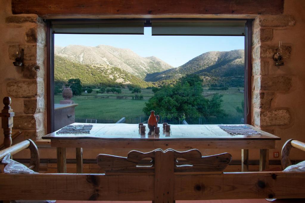Karésvilla archontiko ASKYFOU SFAKIA的窗户配有桌子,享有山景