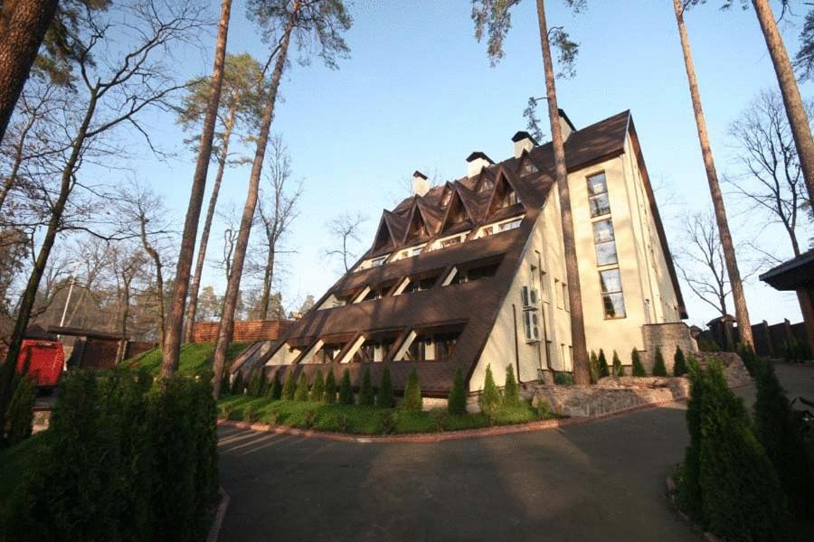 基辅科里巴别墅酒店的前面有树木的大建筑