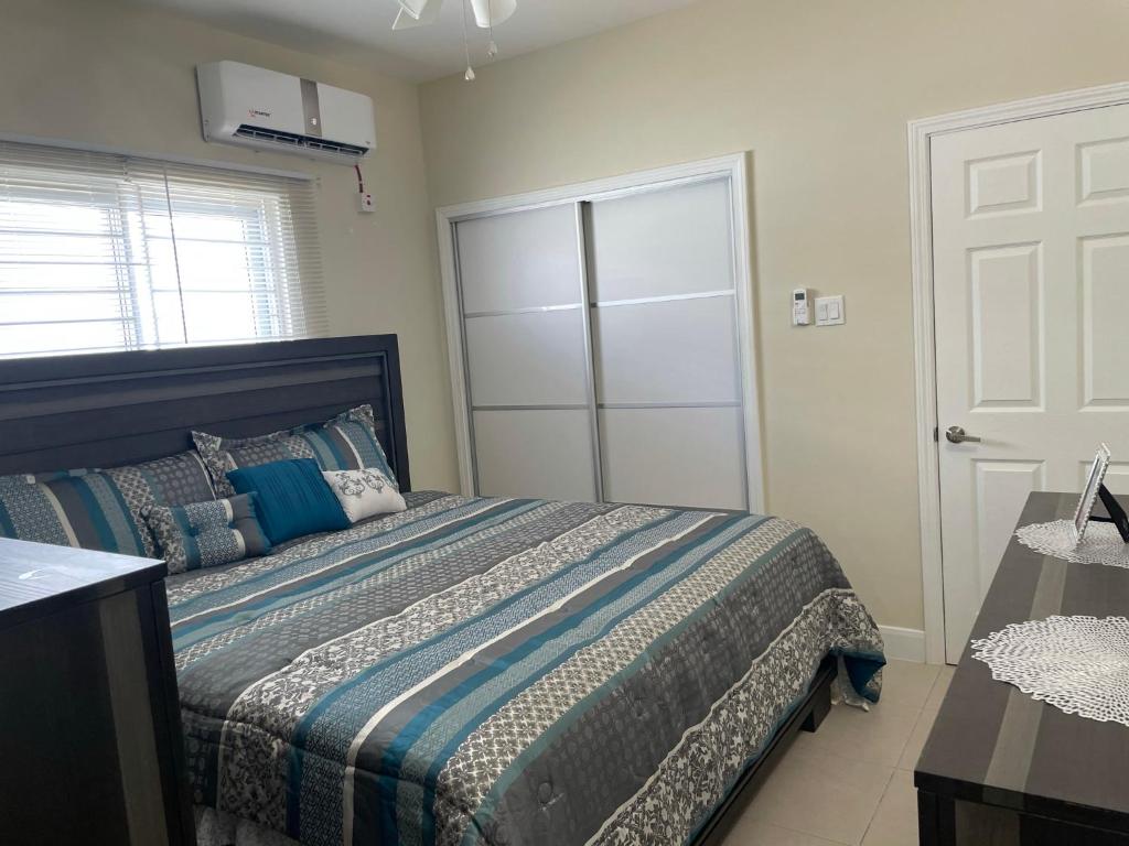 卢西Aquamarine Resort-style Vacations的一间卧室配有一张带蓝色棉被的床