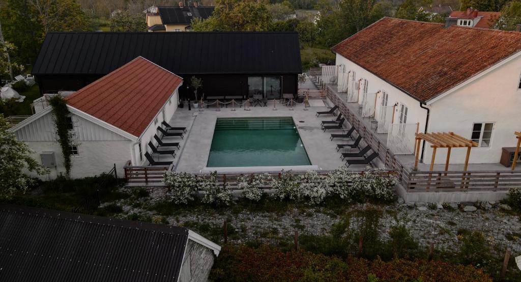 PersnäsHotell Persnäs的享有带游泳池的房屋的空中景致