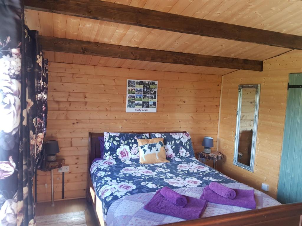 欧克希尔Country Bumpkin - Romantic Couples stay in Oakhill Cabin的小木屋内一间卧室,配有一张床