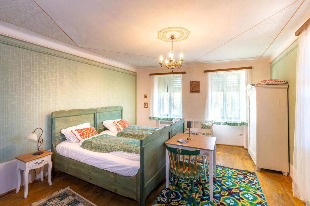 SaschizSaschiz 130/Lodging and Glamping的一间卧室配有一张绿色的床和一张桌子