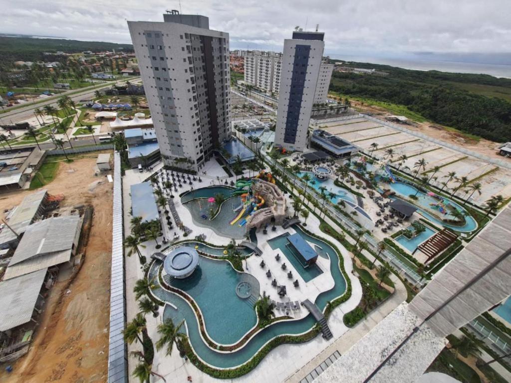 萨利诺波利斯Salinas Premium Resort的享有度假胜地的空中景致,设有2个游泳池