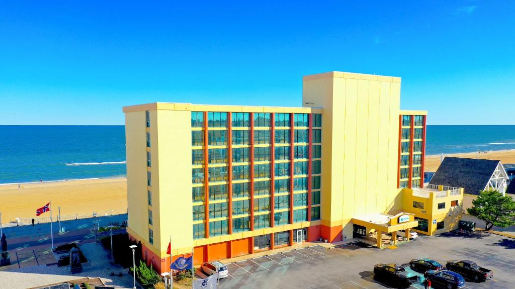 弗吉尼亚海滩Ocean Resort的酒店大楼的背景是海滩