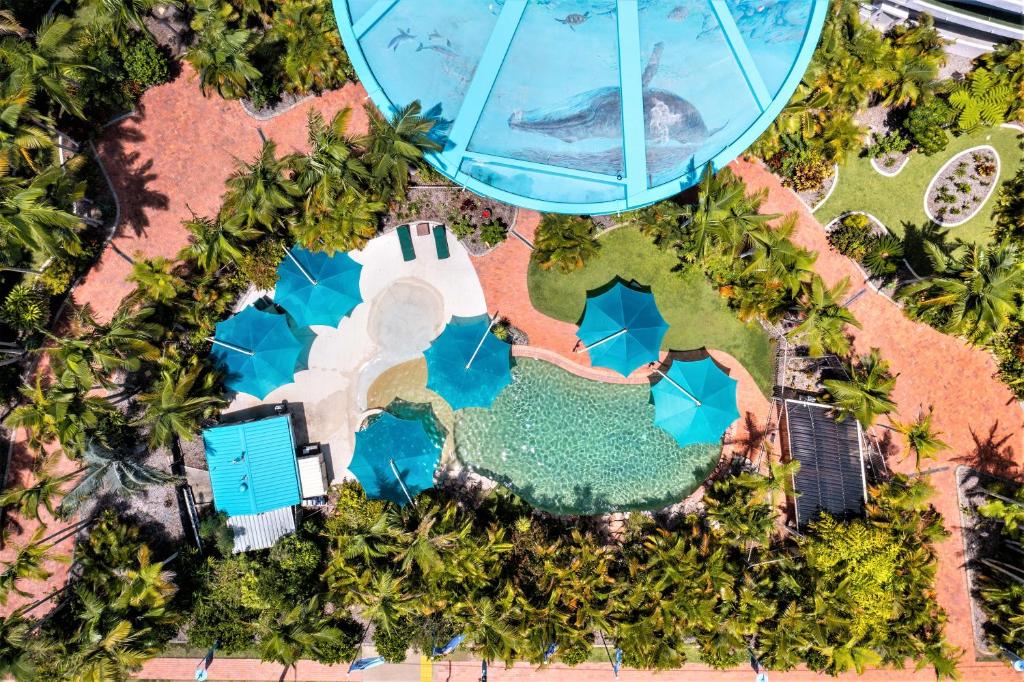 赫维湾里维埃拉公寓的享有带游泳池的度假村的顶部景致