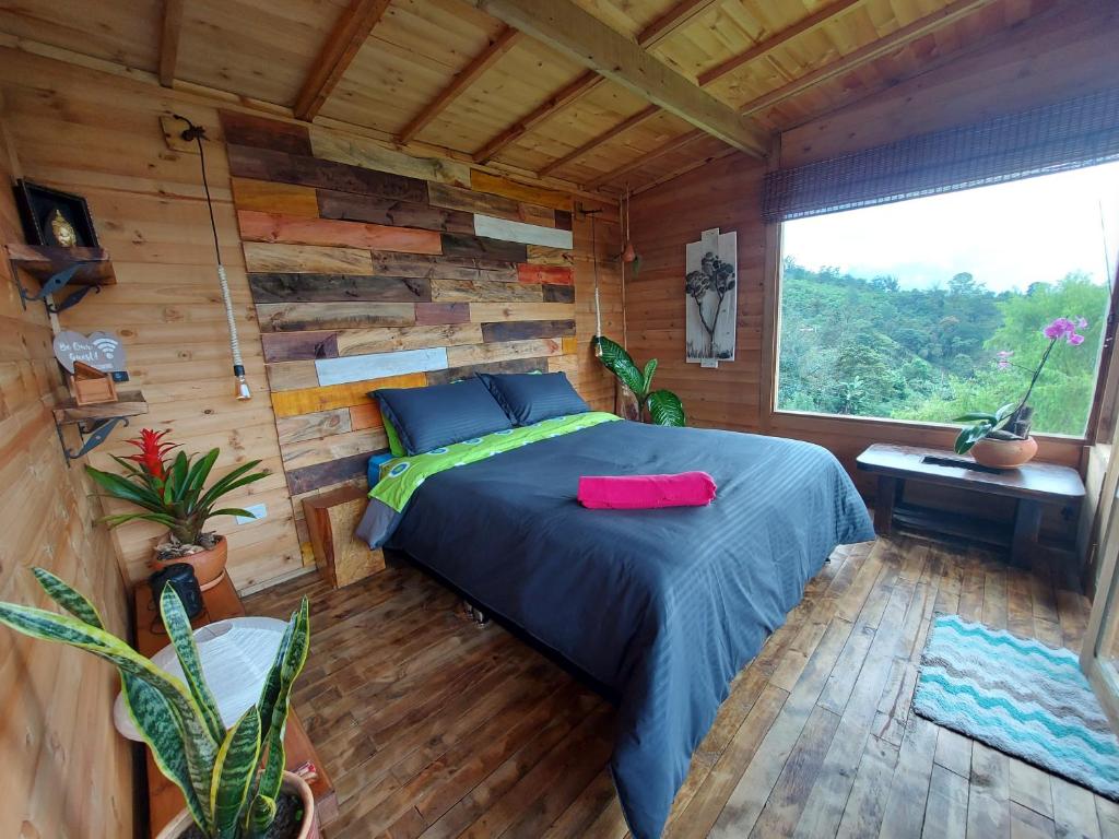 圣弗朗西斯科Refugio Naturaleza en Armonia的小木屋内一间卧室,配有一张床