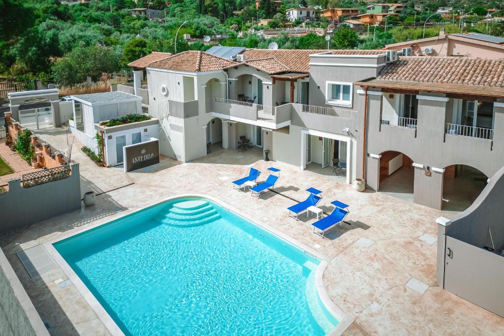索拉纳斯Istedda Boutique Hotel的享有带游泳池的房屋的空中景致