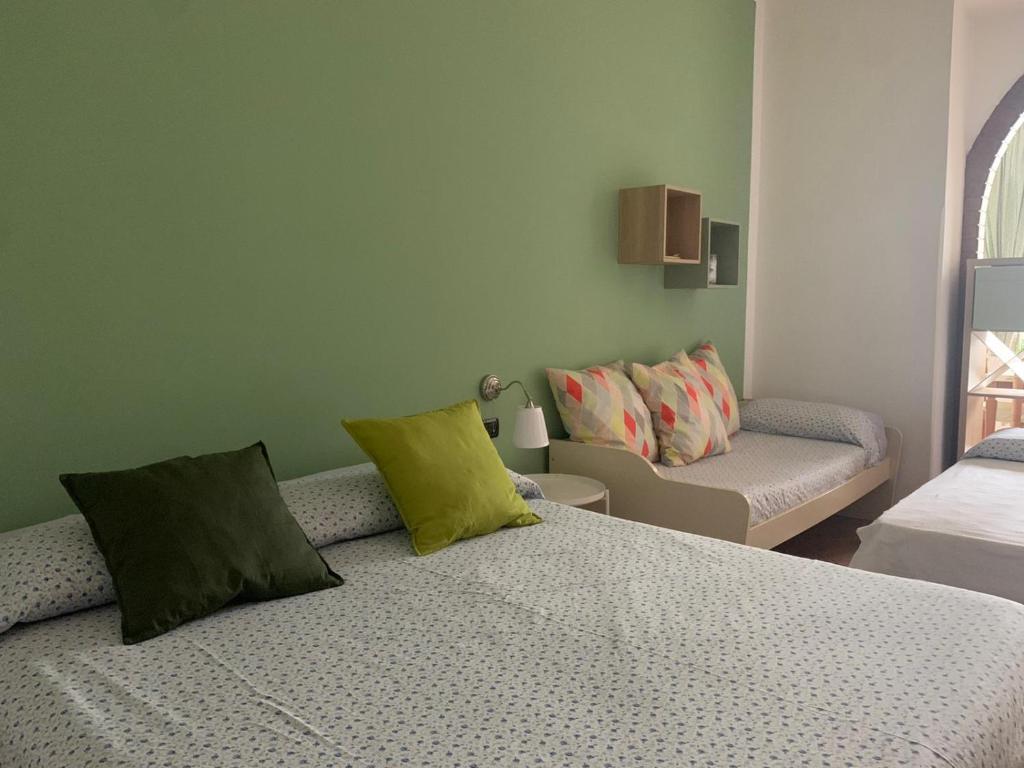 阿谢亚Appartamento Salvia in centro的配有床、沙发和椅子的房间