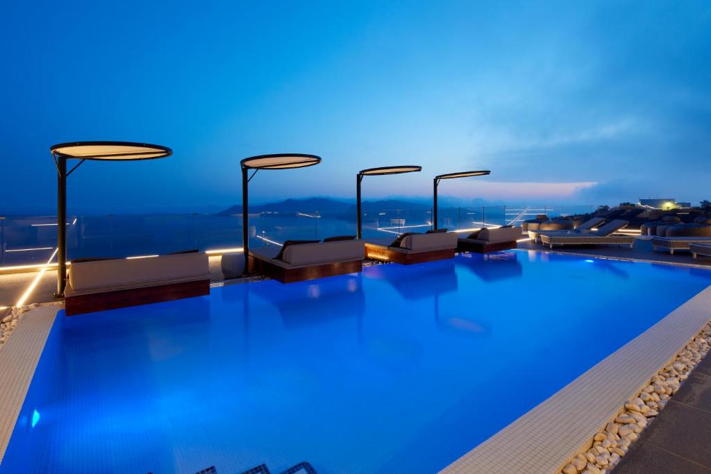 伊亚伊亚公寓酒店的蓝色水面建筑屋顶上的游泳池