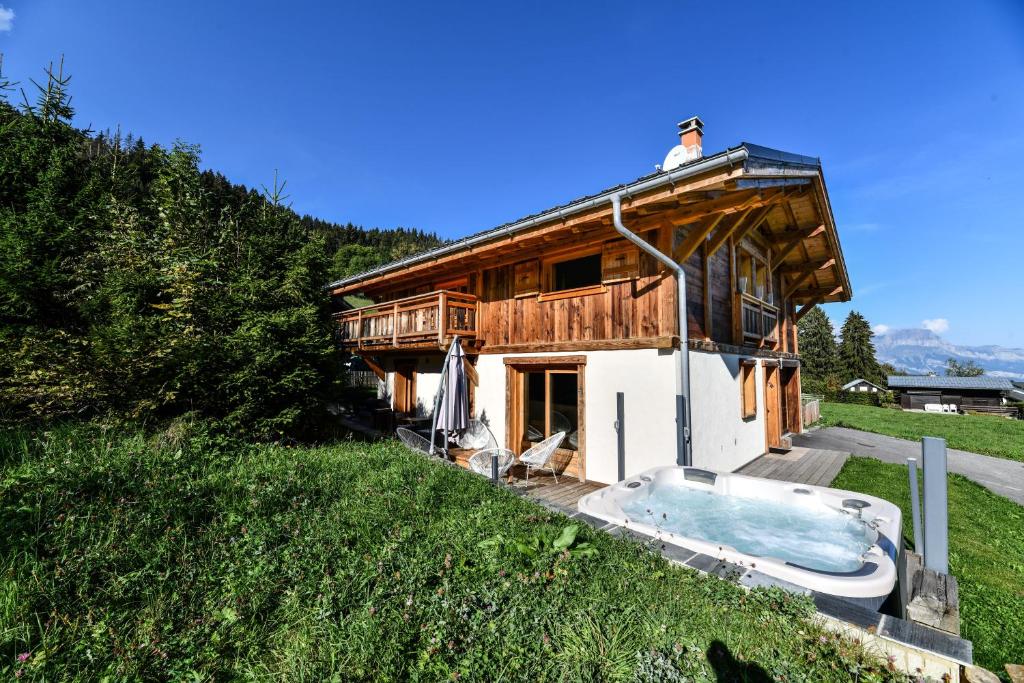 圣热尔韦莱班Vielyterra - Chalet haut de gamme - Domaine du mont blanc的前面设有浴缸的房子