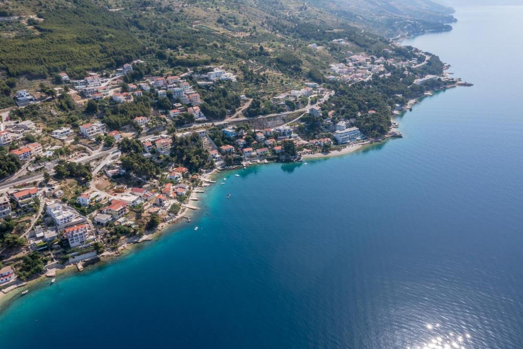奥米什Apartments Drago Kovačić的水体中间的一个岛屿