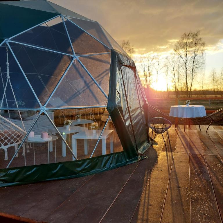 NeretaDebessJums的甲板上的帐篷,配有桌子