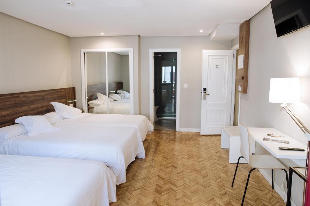 钱塔达莫伽依酒店的酒店客房带两张床和一间浴室