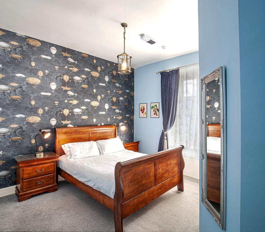 阿基尔山谷酒吧旅馆的一间卧室配有一张床,墙上有贝壳
