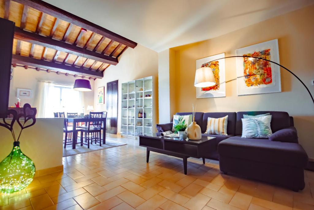 斯波莱托HEART OF SPOLETO Vacation Residence的客厅配有沙发和桌子