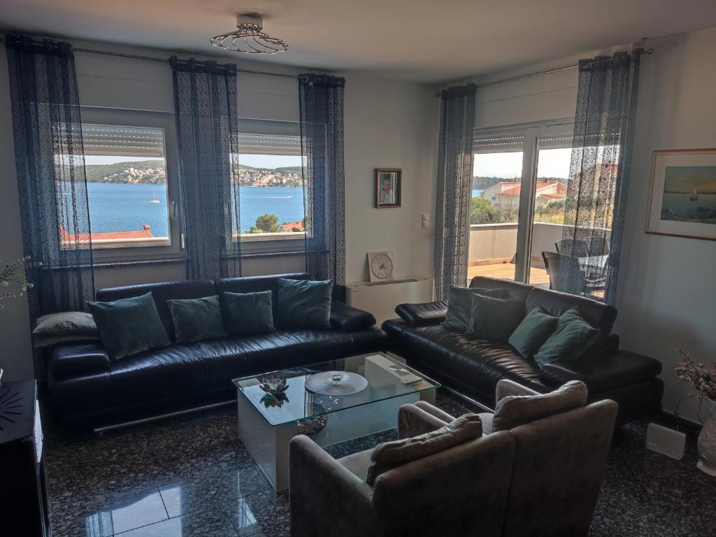 特罗吉尔Villa Sanja I的带沙发的客厅,享有海景