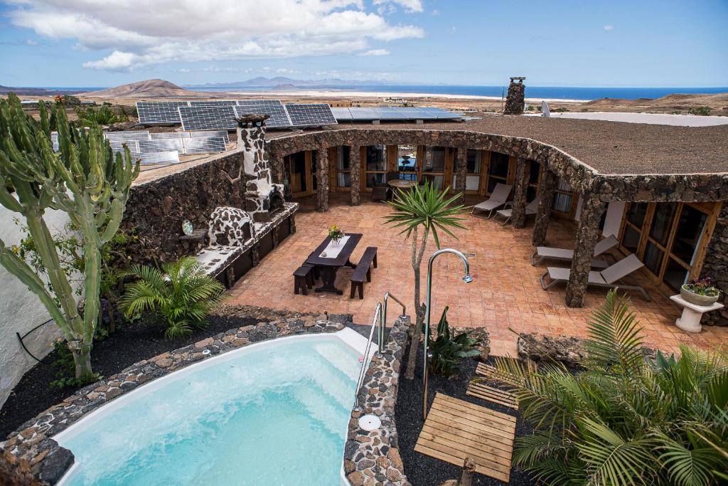 维拉韦德Villa "La Estrella" - el Paraíso with private Jacuzzi的享有带游泳池的大楼的顶部景致