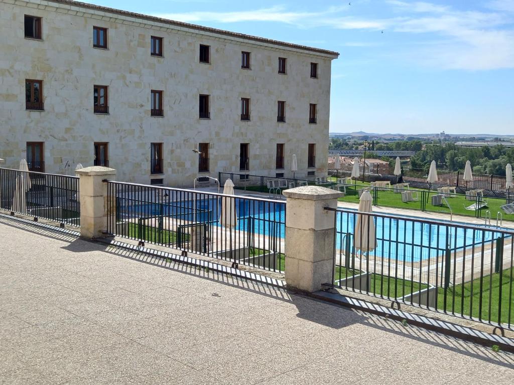 萨莫拉萨莫拉旅馆的大楼前的围栏,带游泳池