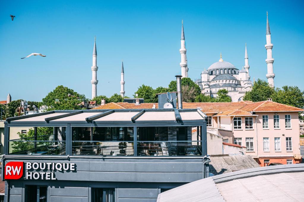 伊斯坦布尔RW BOUTIQUE HOTEL的一辆巴士,车底有两座清真寺