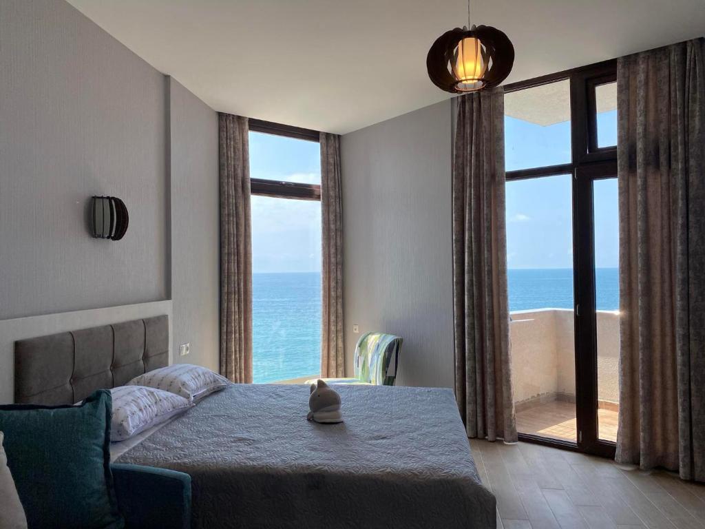 高尼奥Gonio Seaside Residence的一间卧室配有一张床,享有海景