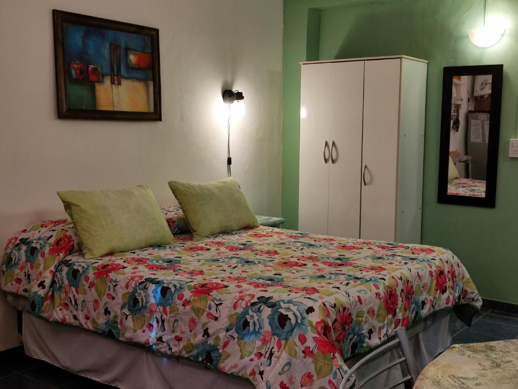 贝伦埃斯科巴Studios La Bella Vida en Escobar的一间卧室配有床和白色橱柜