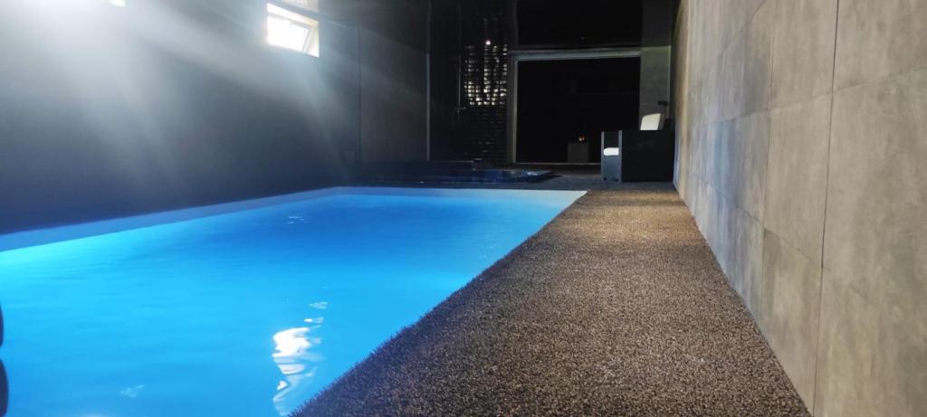 谢勒Suite avec piscine privée的一座拥有蓝色灯光的游泳池