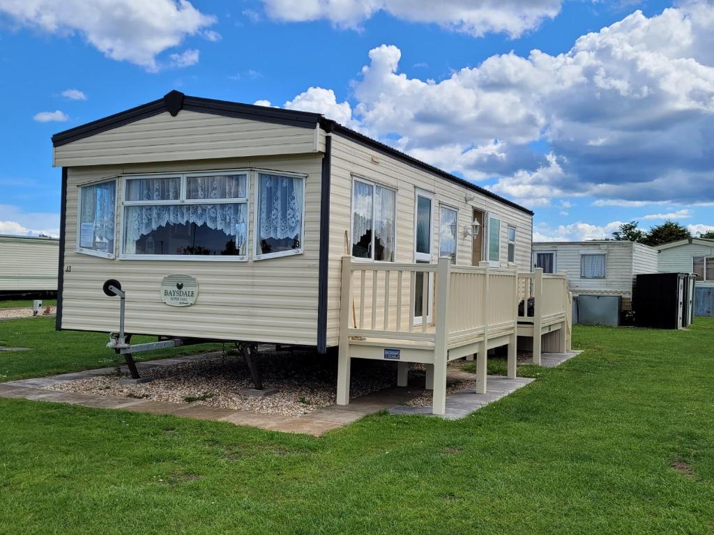 英戈尔德梅尔斯6 Berth on Millfields (Baysdale Super)的坐在院子里草地上的一个小房子