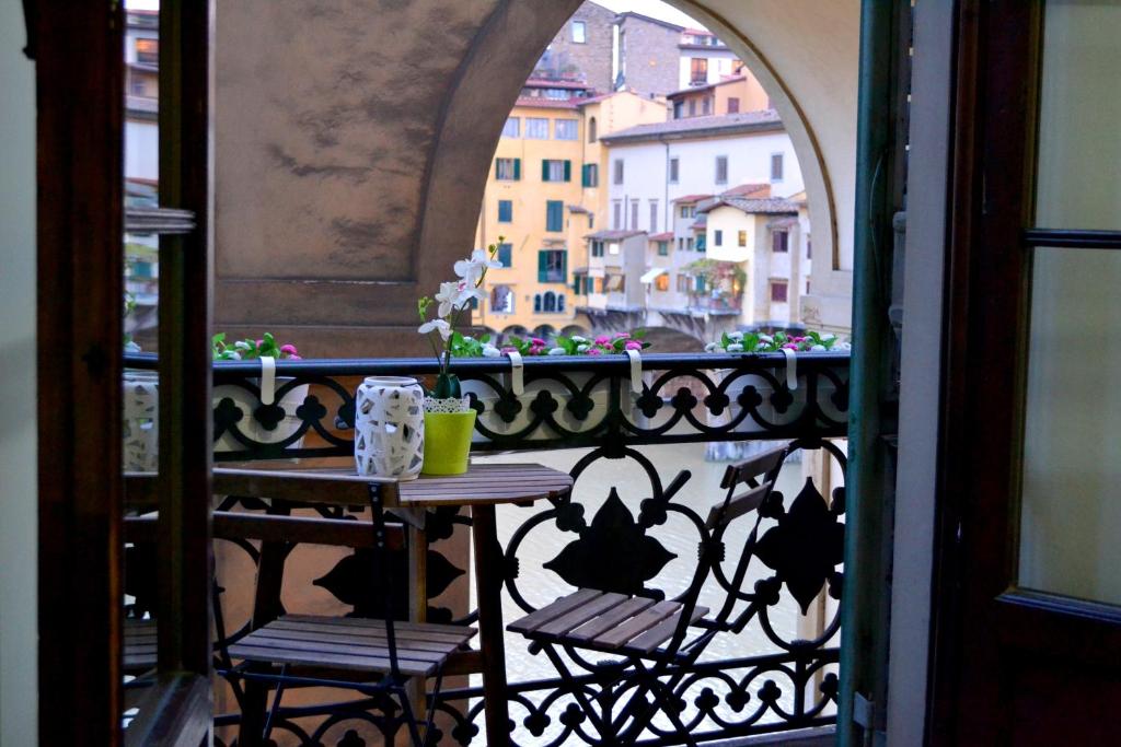 佛罗伦萨朋特文绮罗瑞莱斯住宿加早餐旅馆的阳台配有桌椅。