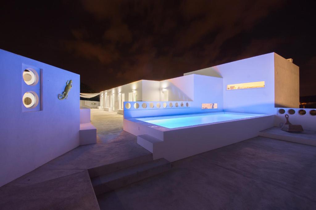 阿托吉亚达巴莱亚CASASUPERTUBOS® Villa 9 & Apart 1-8的白色房子,晚上有浴缸