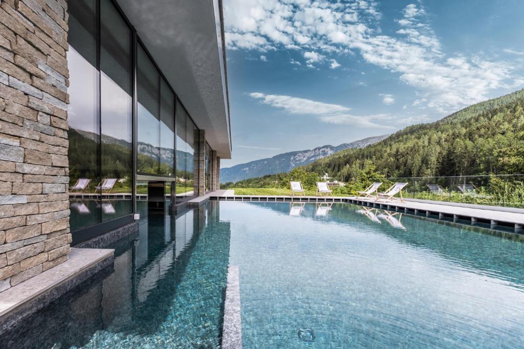 梅扎纳盖亚公寓式酒店的山景游泳池