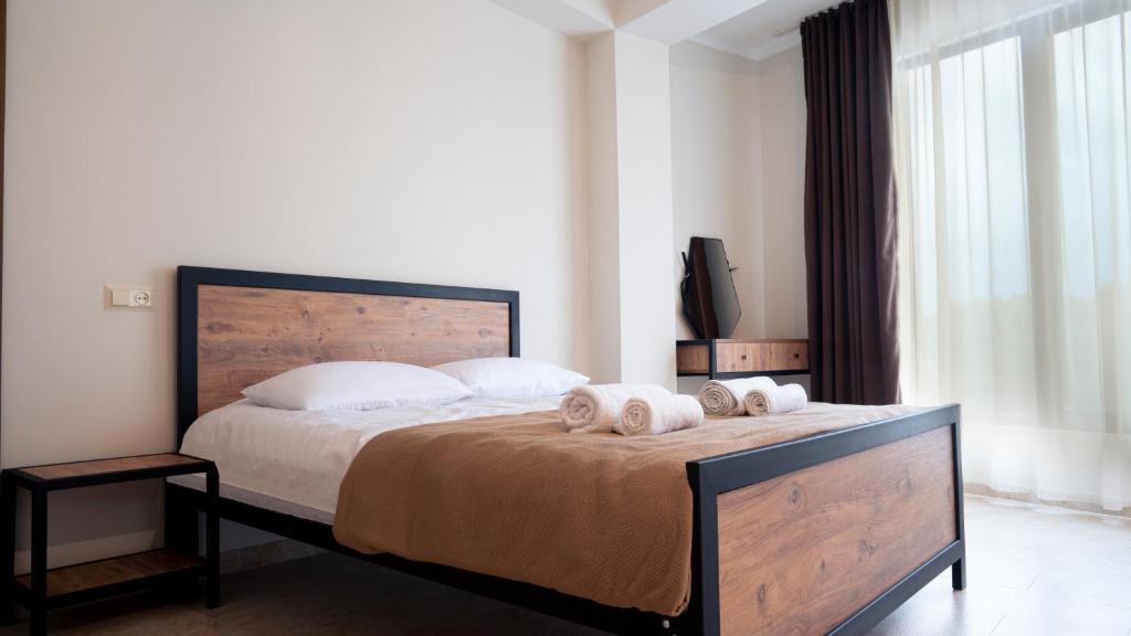 第比利斯Babilon Hotel Tbilisi的一间卧室配有一张床,上面有两条毛巾